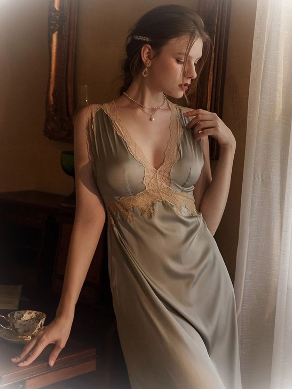 1950s Lace Backless V-Neck Satin Sleepwear - Image 3