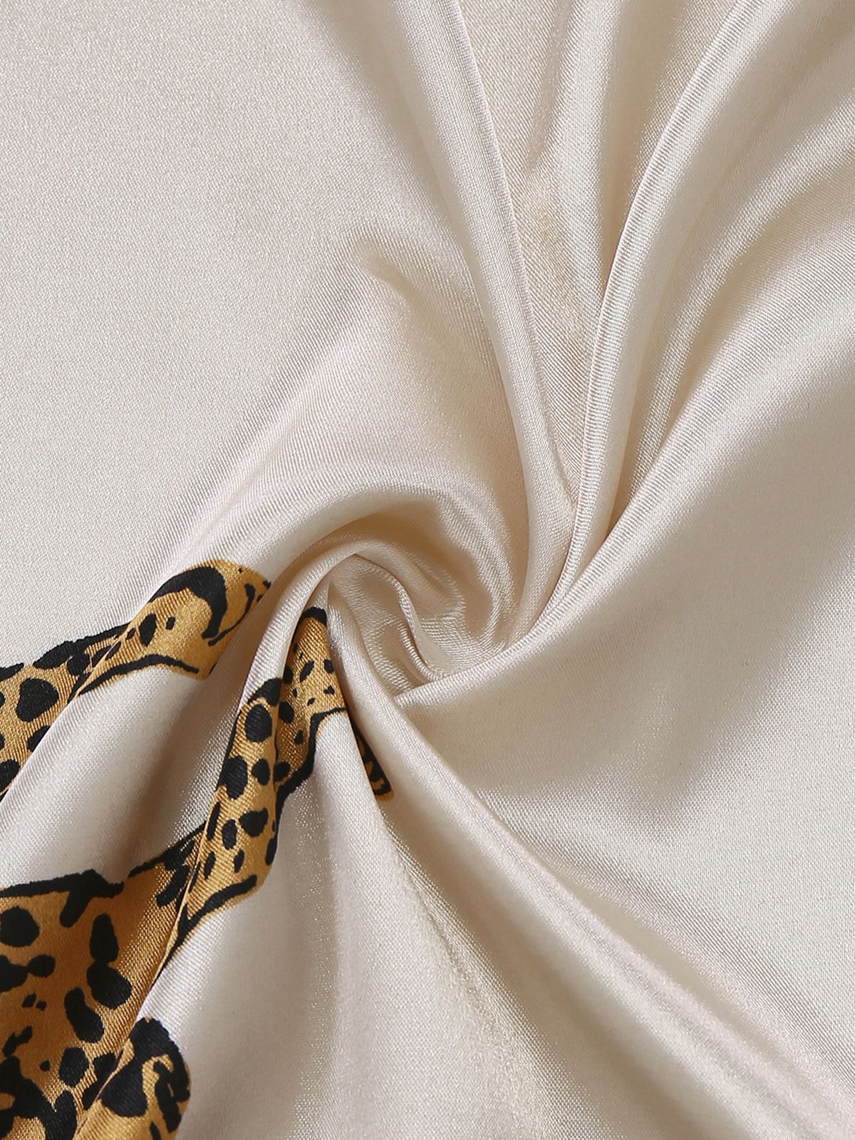 1950s Leopard Print Satin Robe with Belt - Image 5
