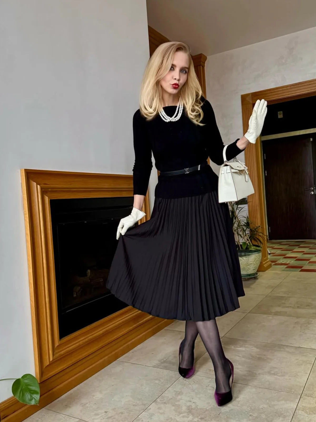 Black 1950s Elegant Pleated Skirt - Image 2