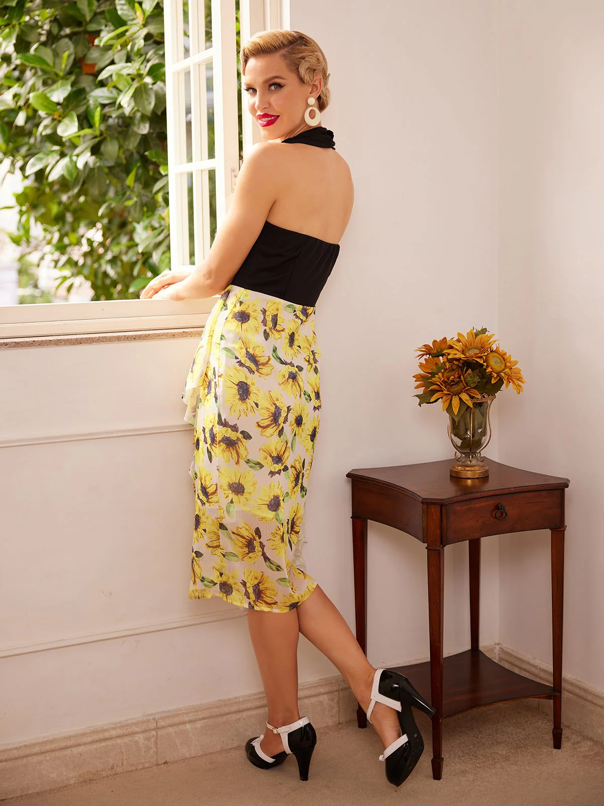 Black 1960s Halter Sunflower Pencil Dress - Image 6