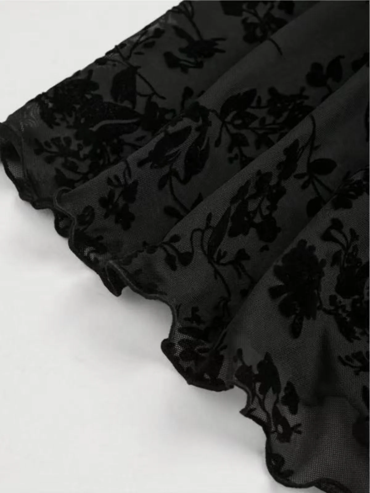 Black 1950s Lace Floral Bishop Sleeves Dress - Image 4