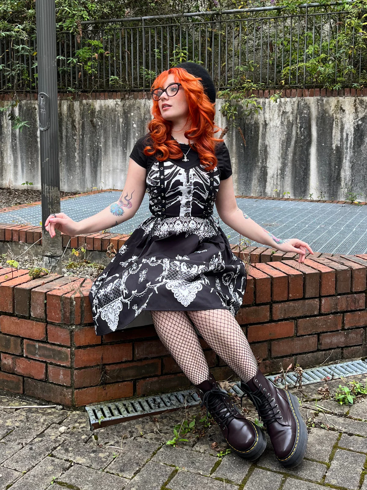 Black 1950s Lace-up Halloween Dress - Image 2