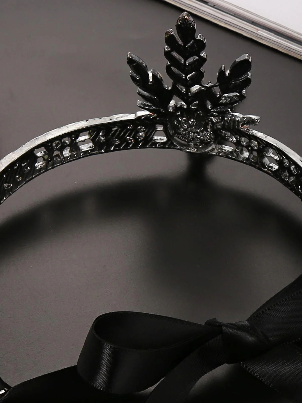 Black 1920s Leaf Flapper Headband - Image 3