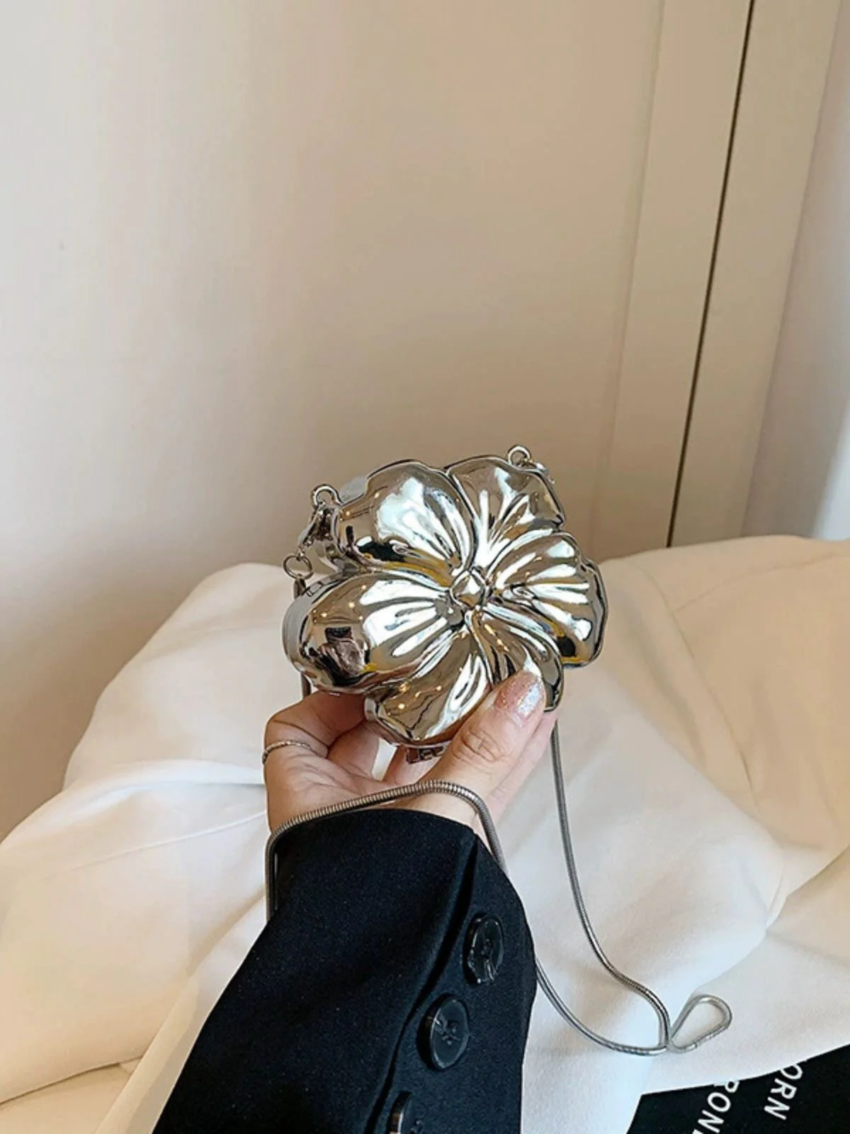 Flower Shape Alloy Chain Mini Bag - Image 10