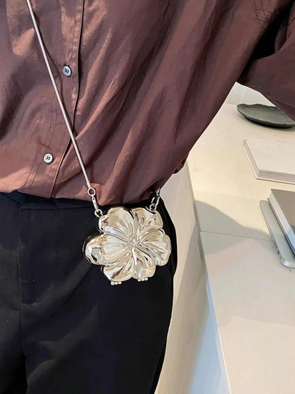 Flower Shape Alloy Chain Mini Bag - Image 12