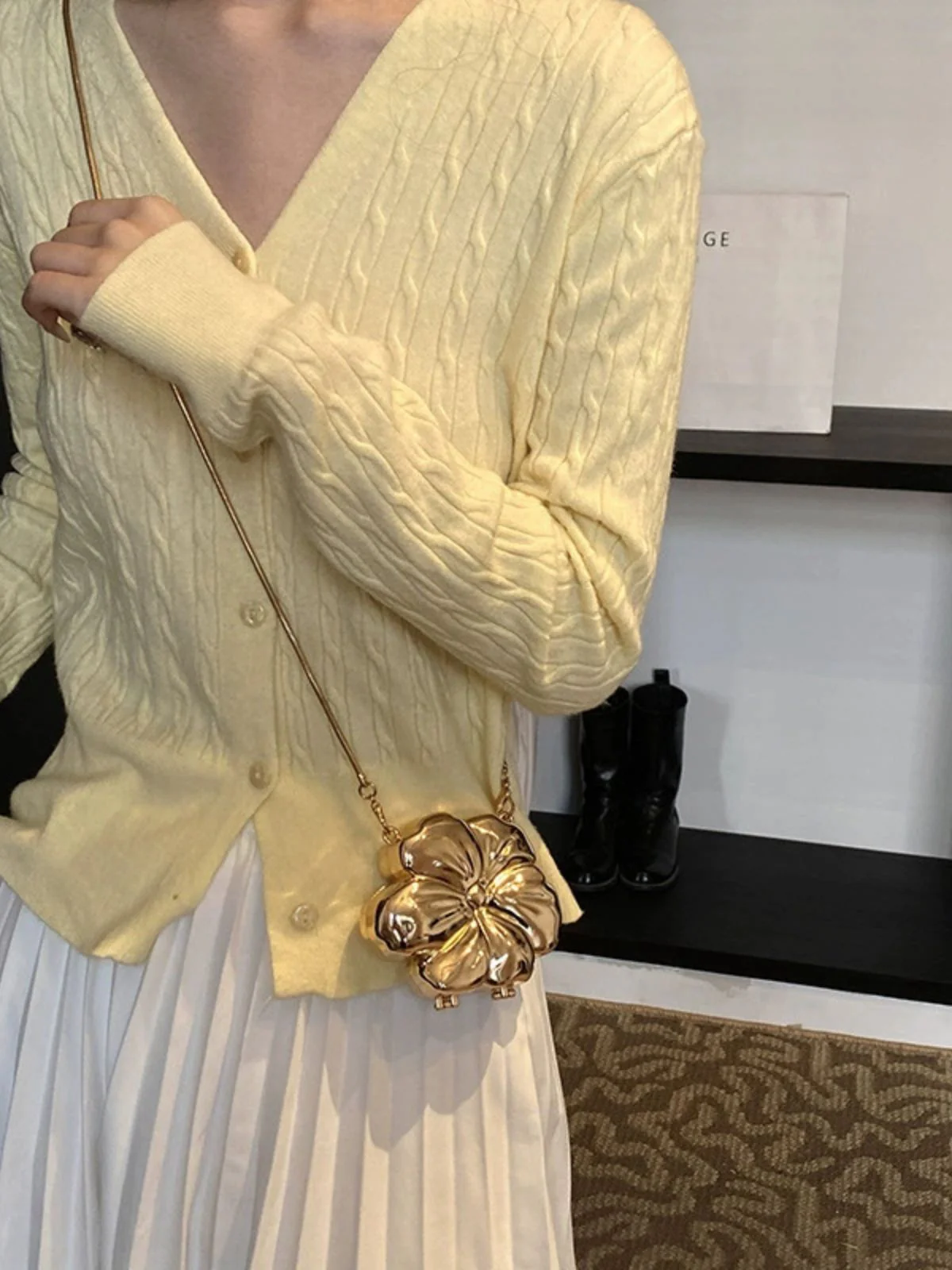 Flower Shape Alloy Chain Mini Bag - Image 2