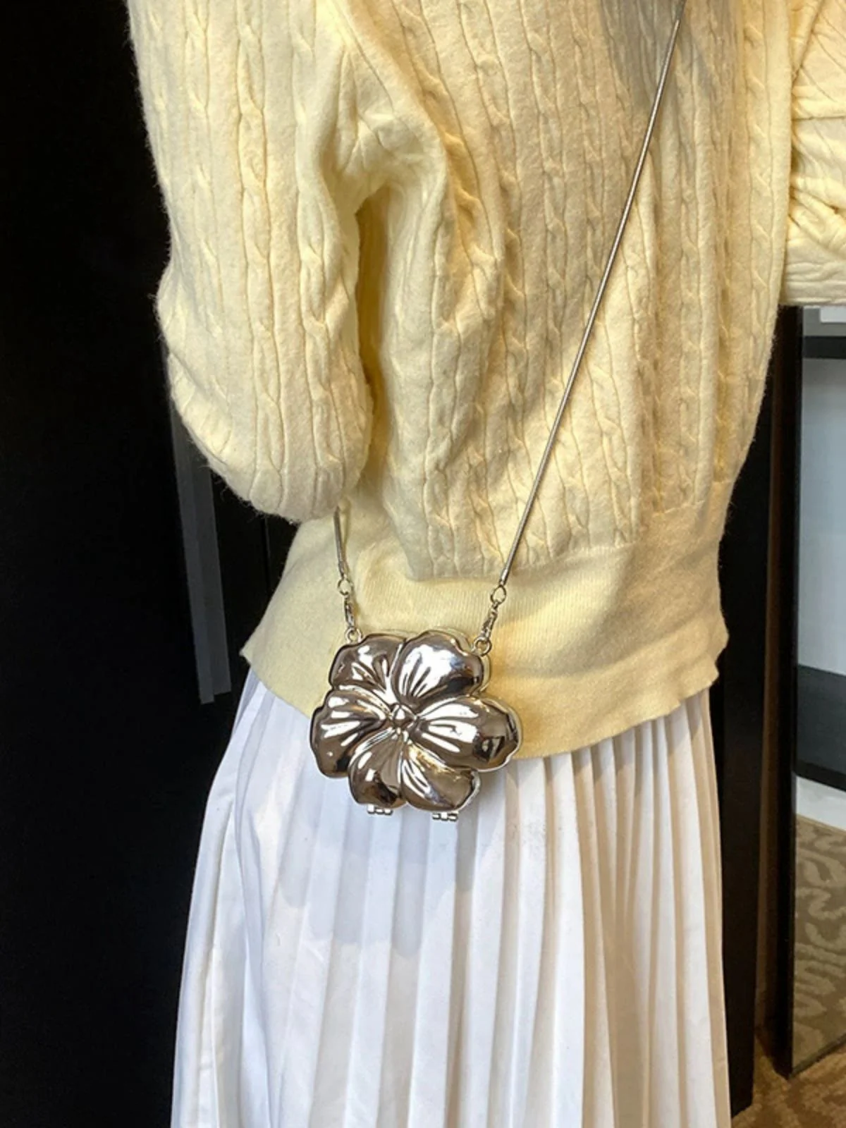 Flower Shape Alloy Chain Mini Bag - Image 3