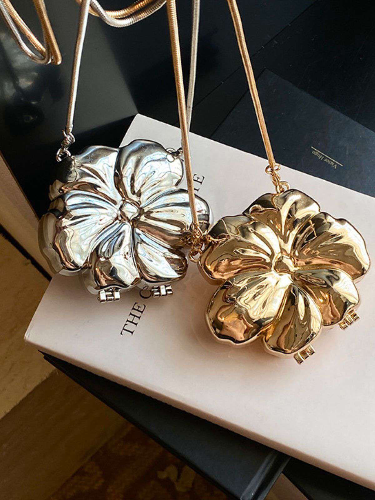 Flower Shape Alloy Chain Mini Bag - Image 5