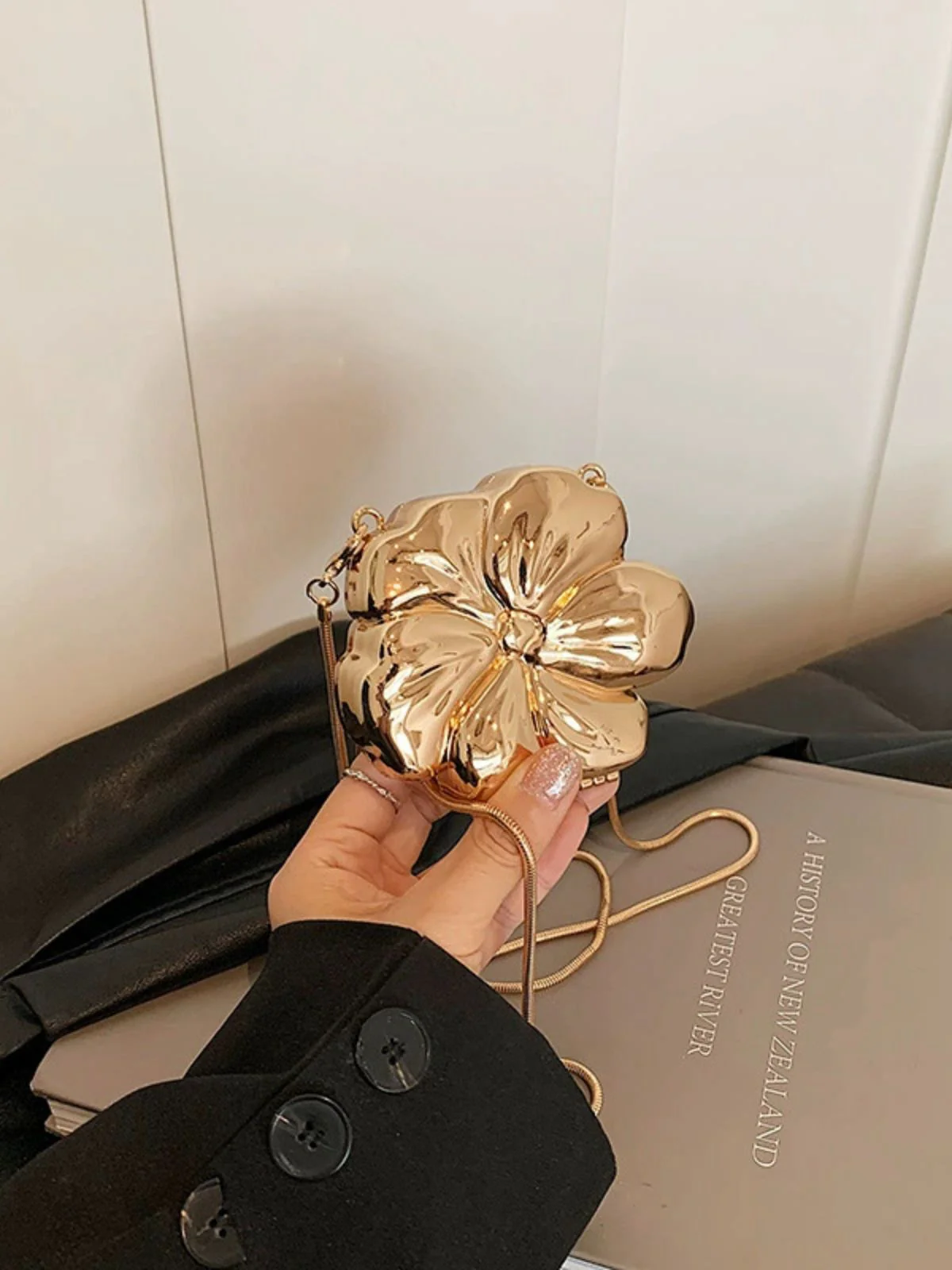 Flower Shape Alloy Chain Mini Bag - Image 8