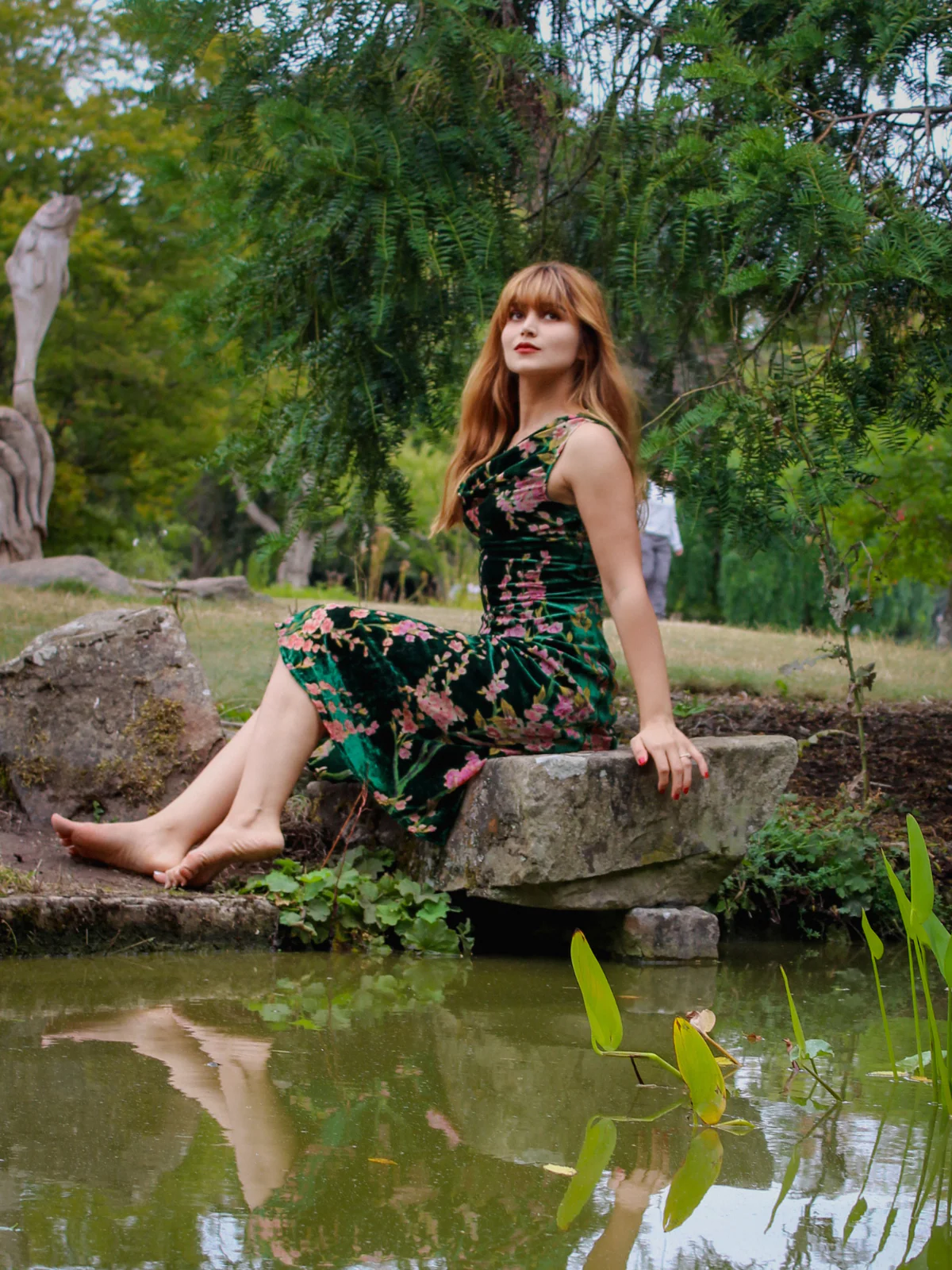 Green 1930s Floral Velvet Sleeveless Dress - Image 2