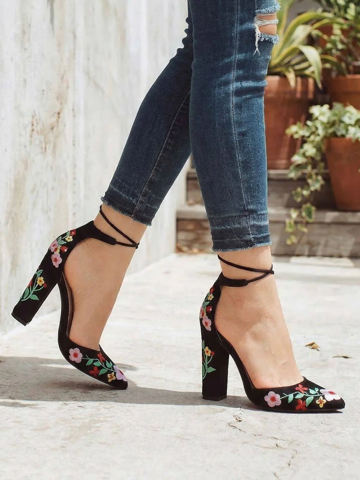 Pointed-Toe Embroidered Suede Chunky Heel Shoes - Image 3