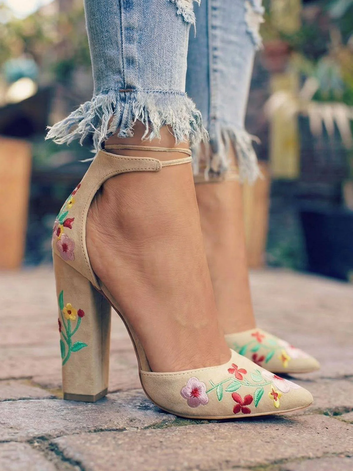 Pointed-Toe Embroidered Suede Chunky Heel Shoes - Image 4