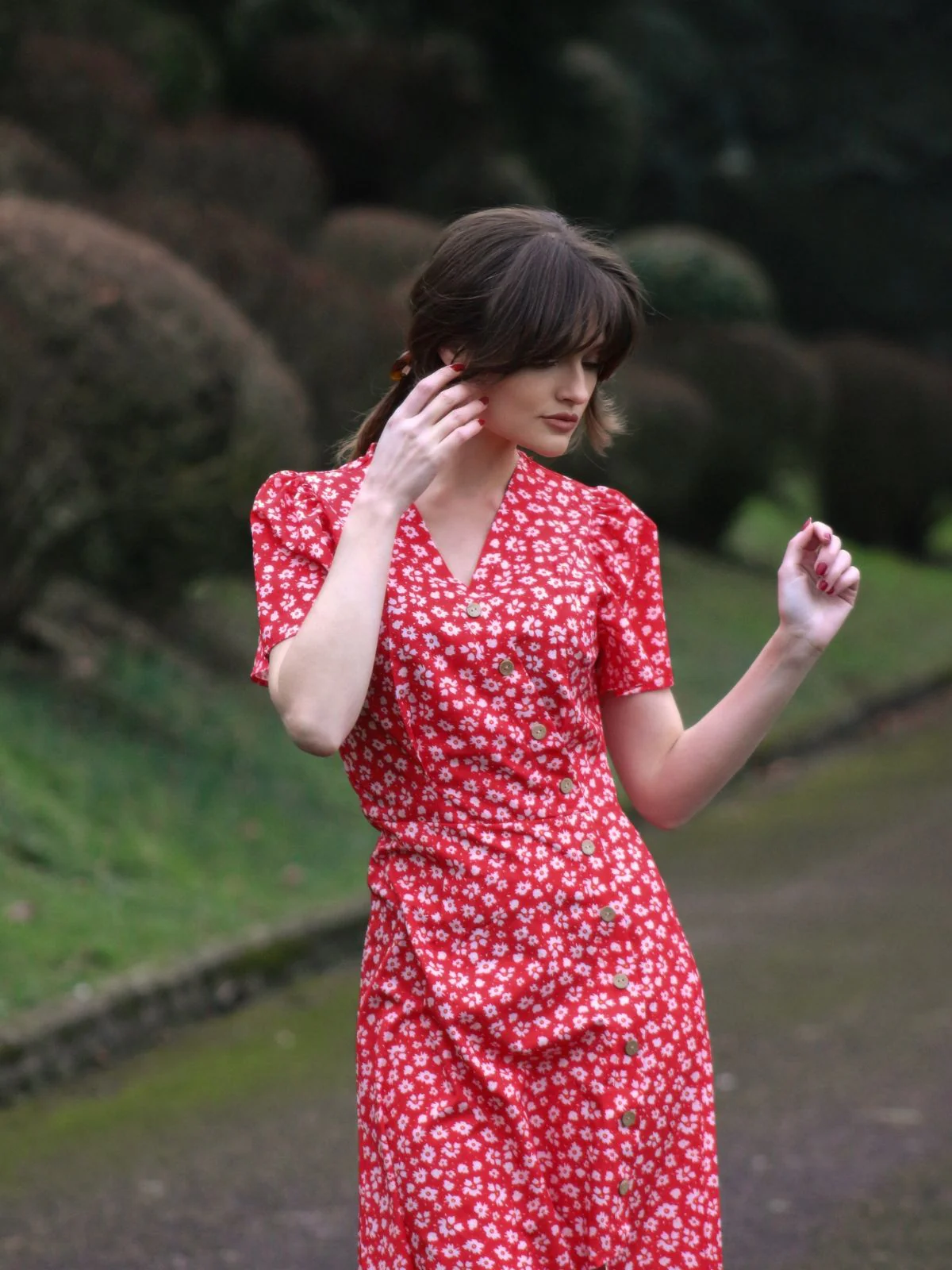 Red 1940s Floral V-Neck Added Button Dress - Image 2