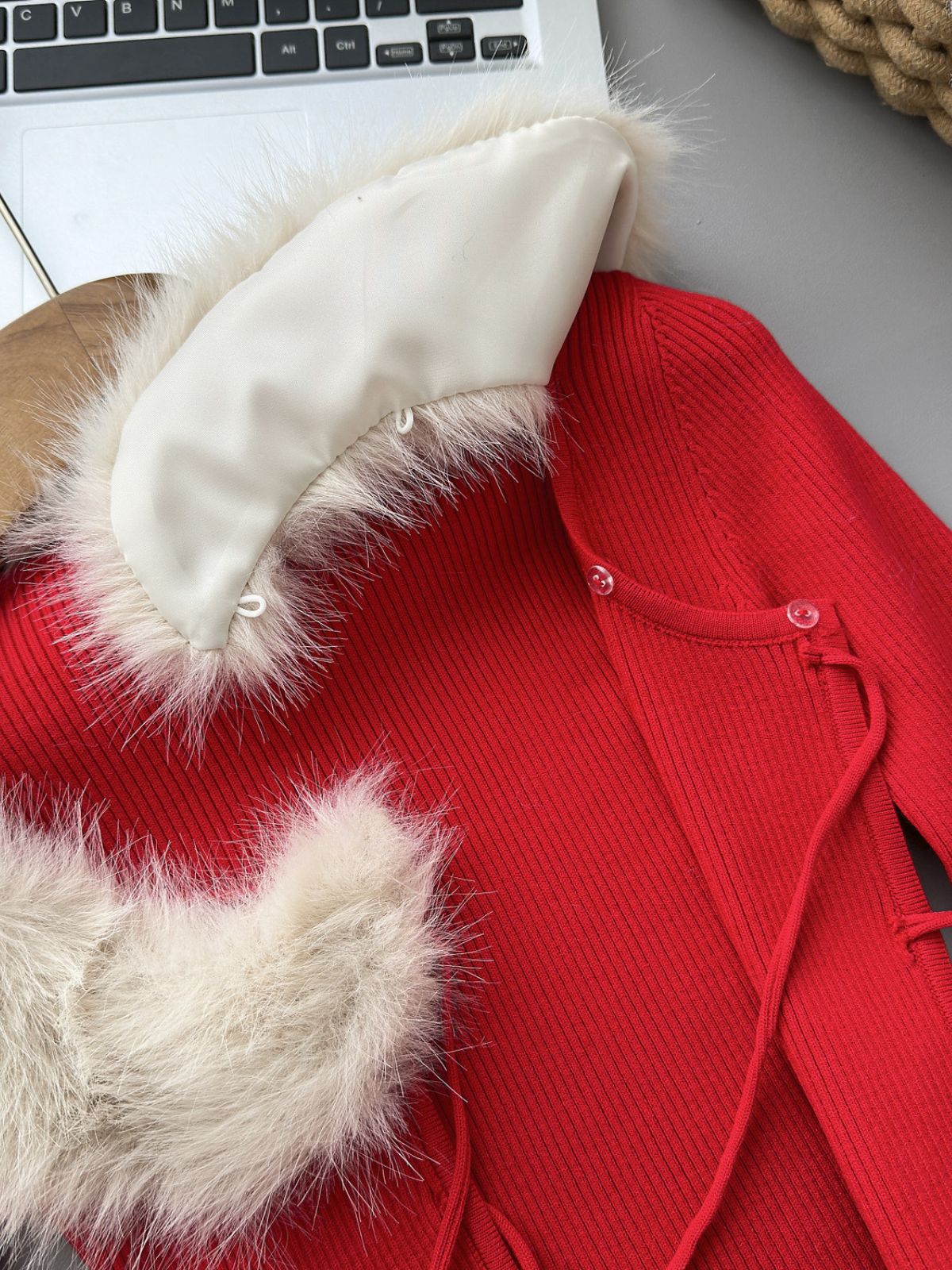 Red 1980s Detachable Fur Collar Tie Knit Cardigan - Image 4
