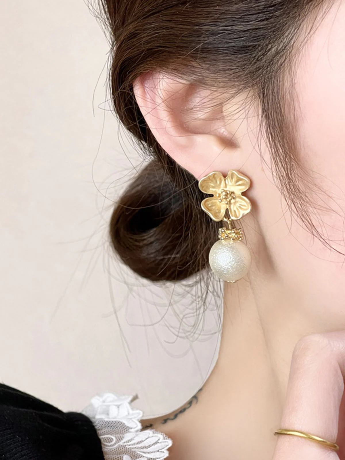 Retro Alloy Flower Pearl Earrings - Image 2