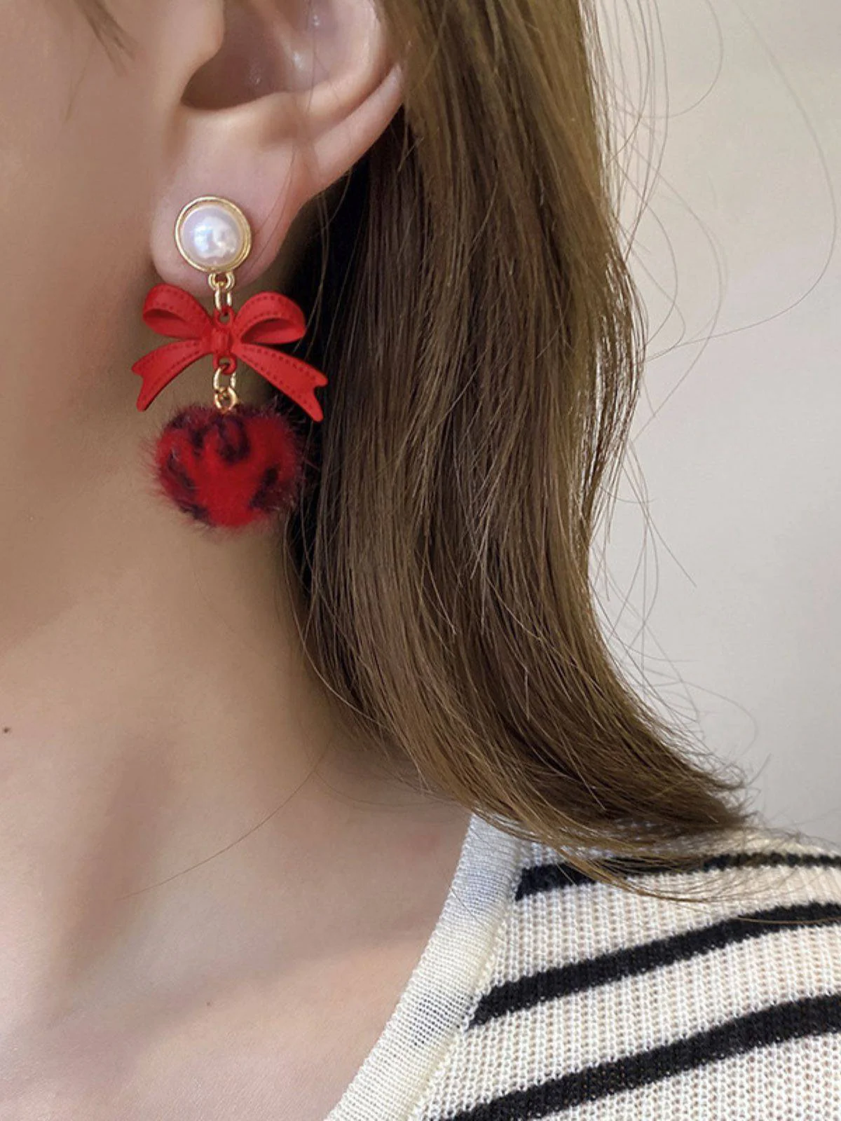 Retro Pearl Bow Leopard Earrings - Image 2