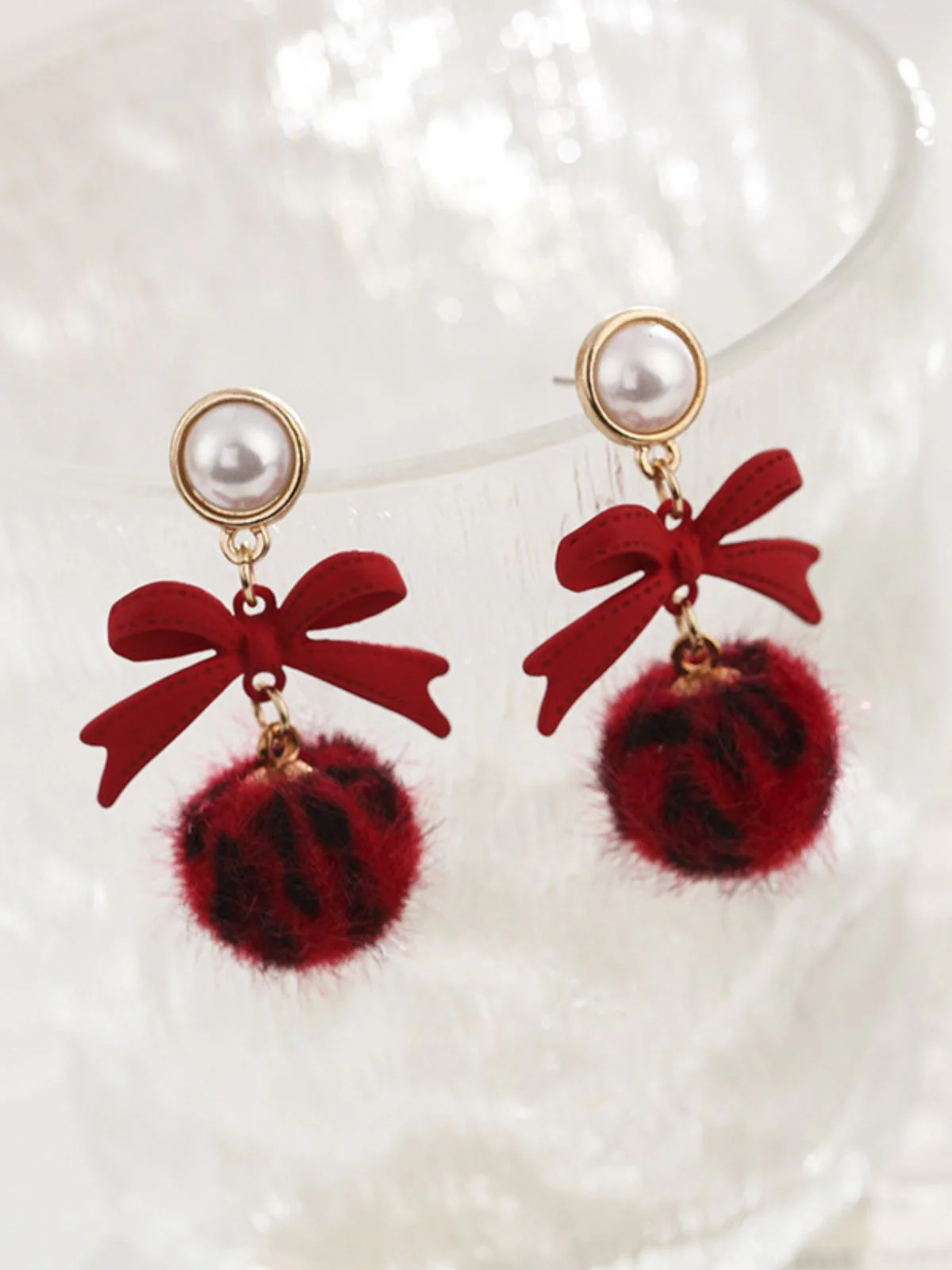 Retro Pearl Bow Leopard Earrings - Image 3