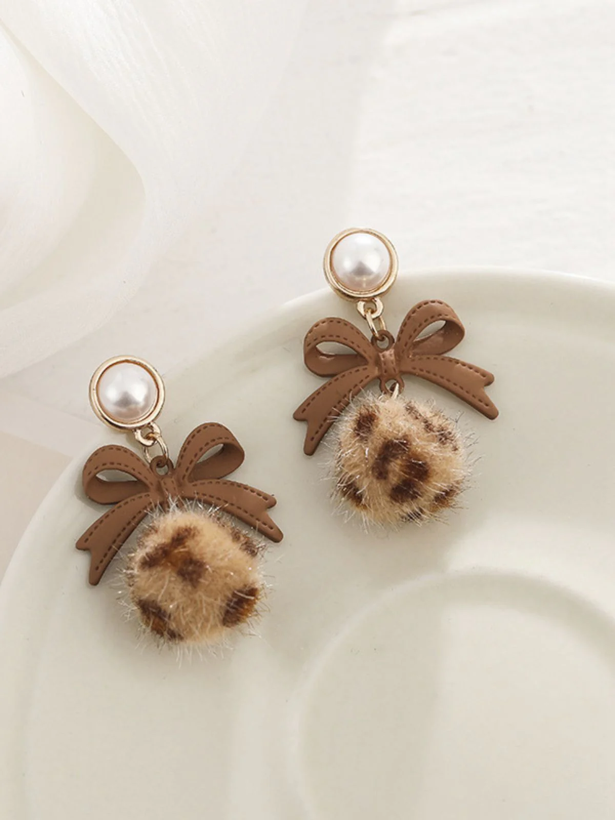 Retro Pearl Bow Leopard Earrings - Image 4