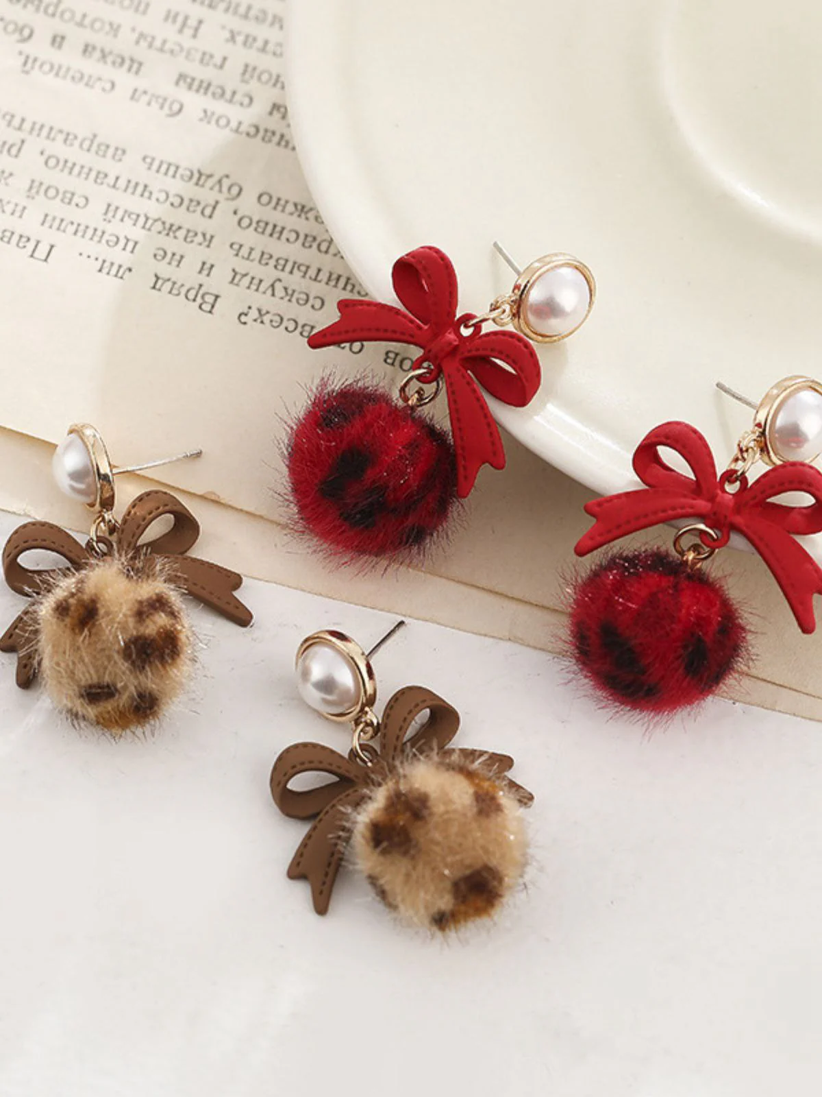 Retro Pearl Bow Leopard Earrings - Image 5