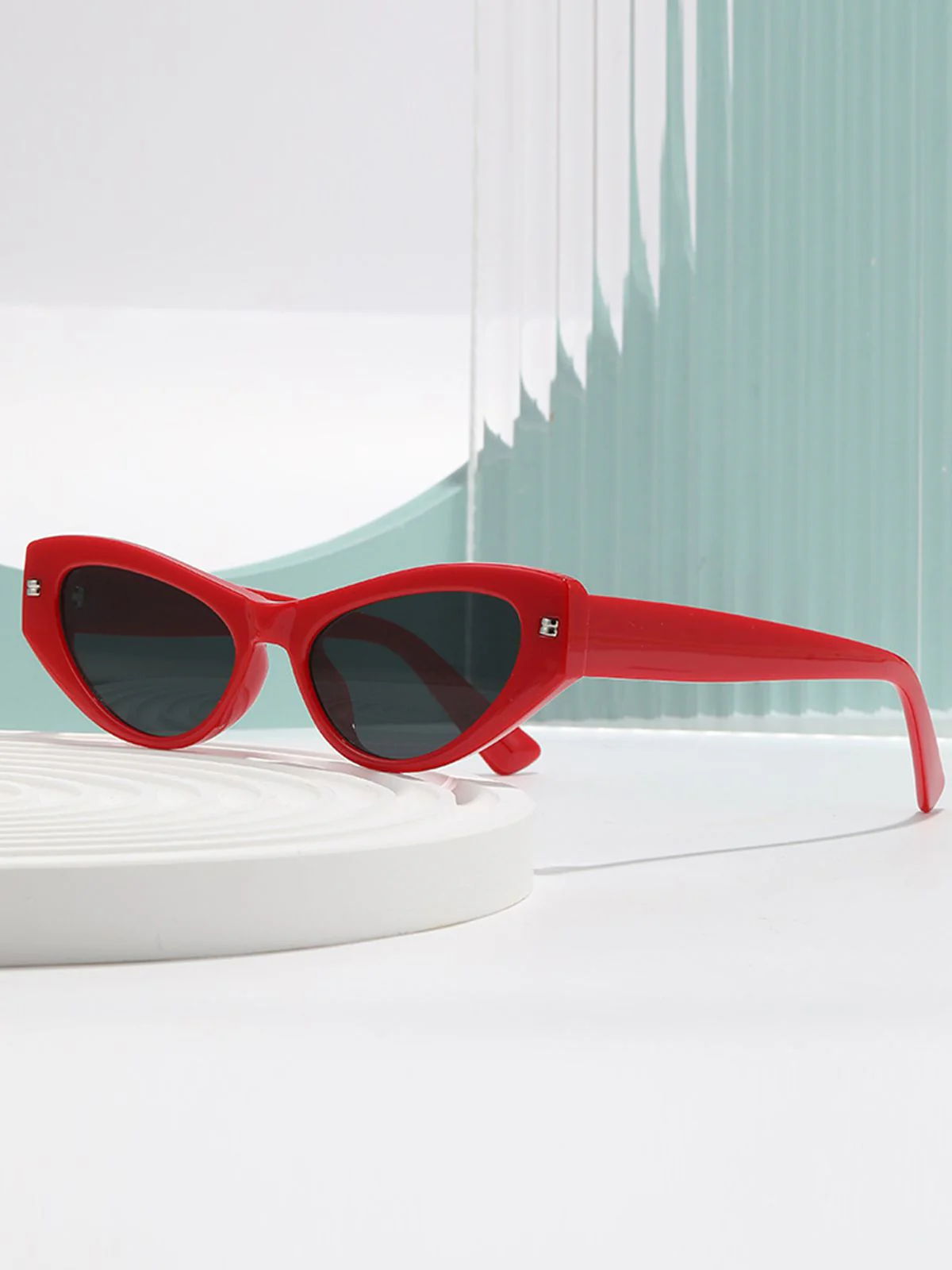 Retro Red Cat Eye Sunglasses - Image 2