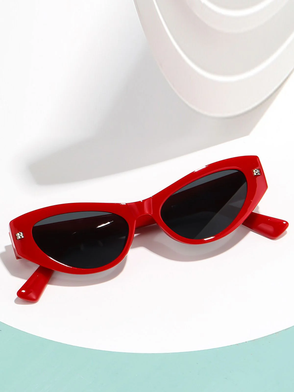 Retro Red Cat Eye Sunglasses - Image 3
