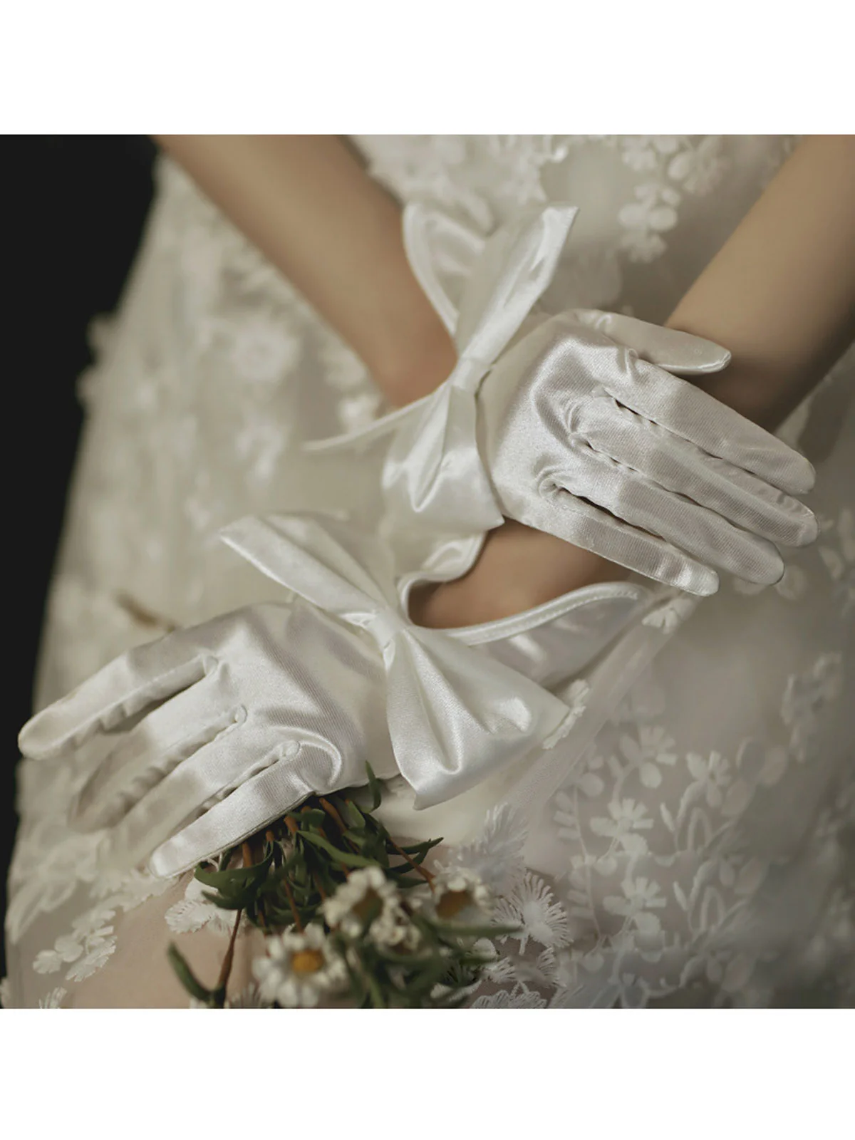 Retro Silky Bowknot Split Gloves - Image 3