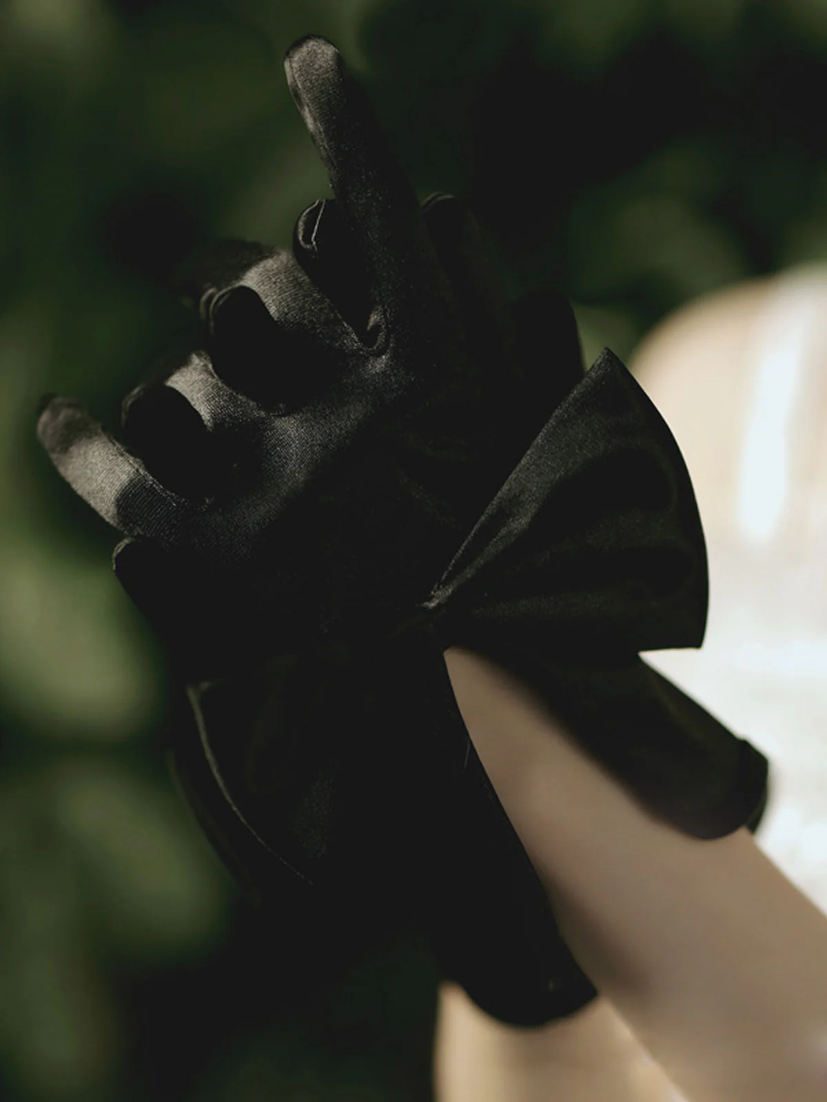 Retro Silky Bowknot Split Gloves - Image 4