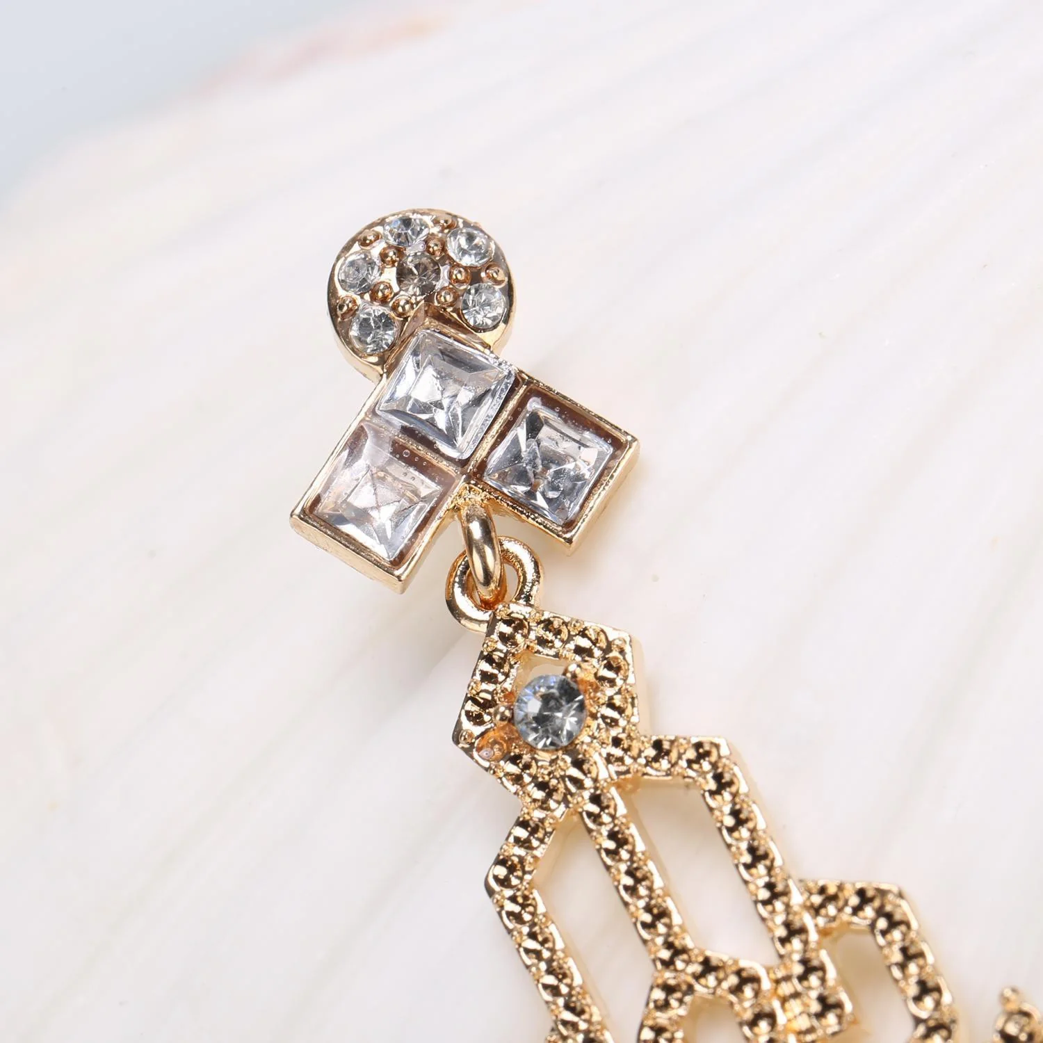 [US Warehouse] Gold 1920s Hollow Out Dangle Earrings - Image 3