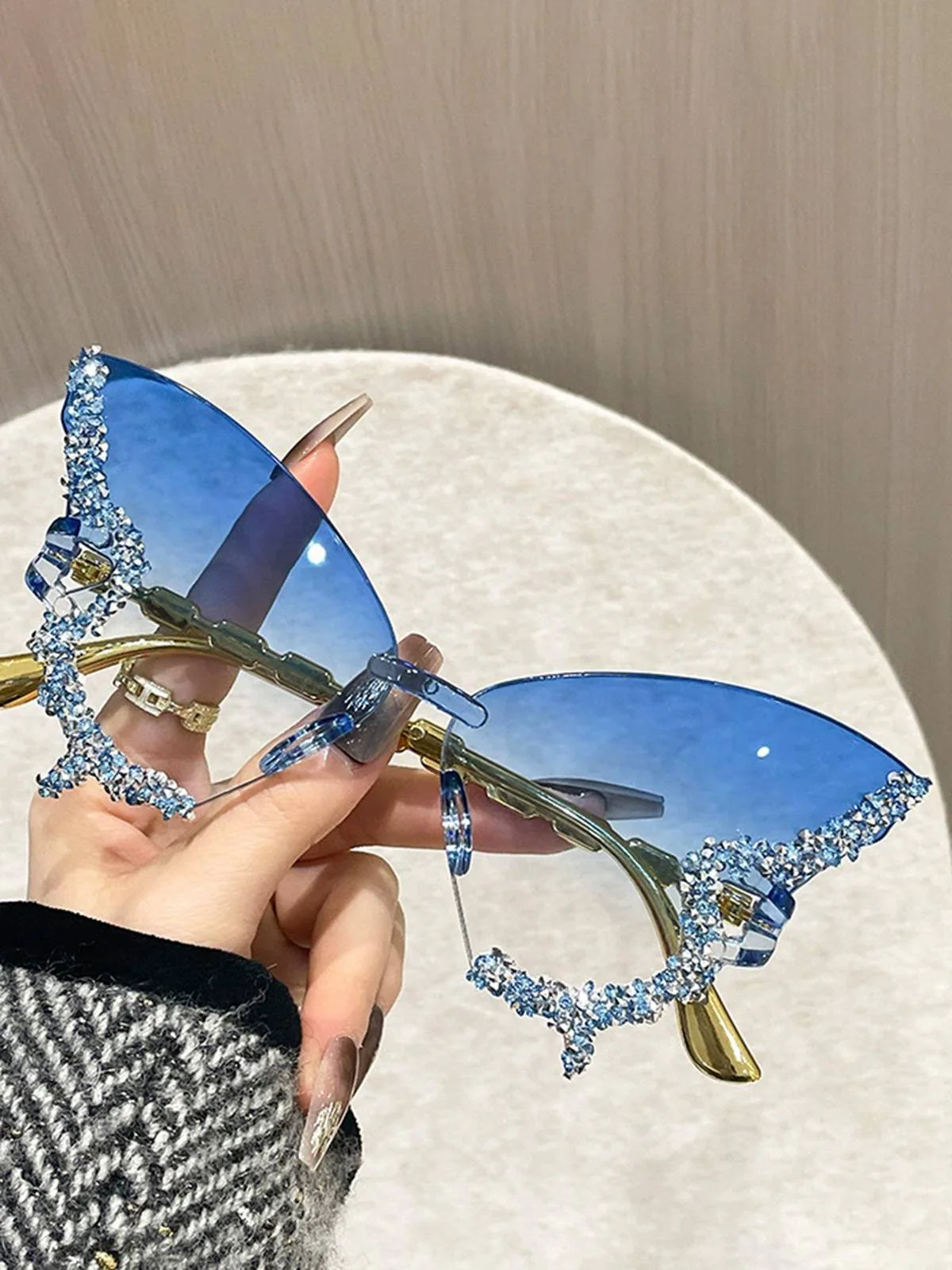 Vintage Butterfly-Shaped Gradient Rimless Sunglasses - Image 2