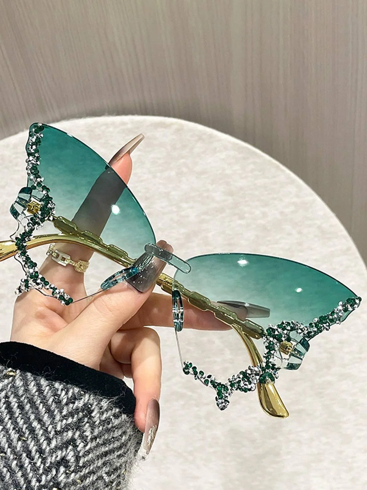 Vintage Butterfly-Shaped Gradient Rimless Sunglasses - Image 3