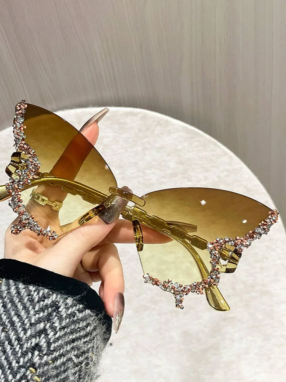 Vintage Butterfly-Shaped Gradient Rimless Sunglasses - Image 4