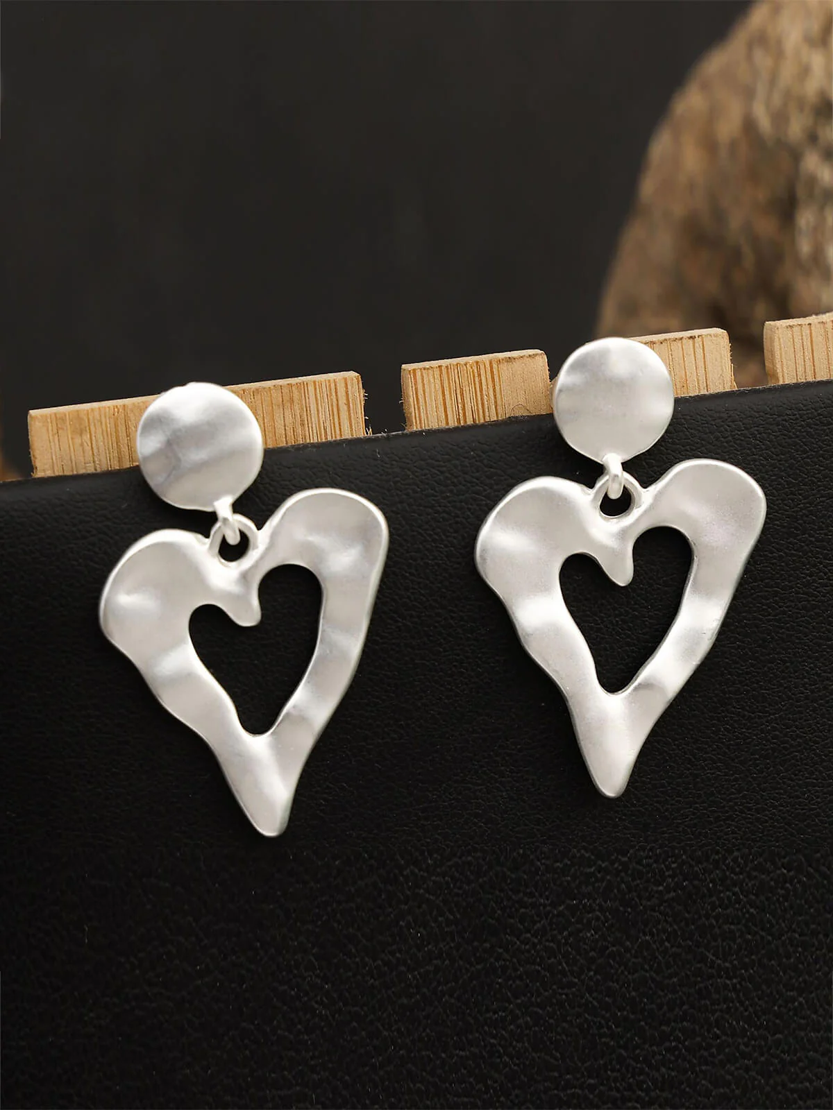 Vintage Chic Heart Alloy Earrings - Image 2