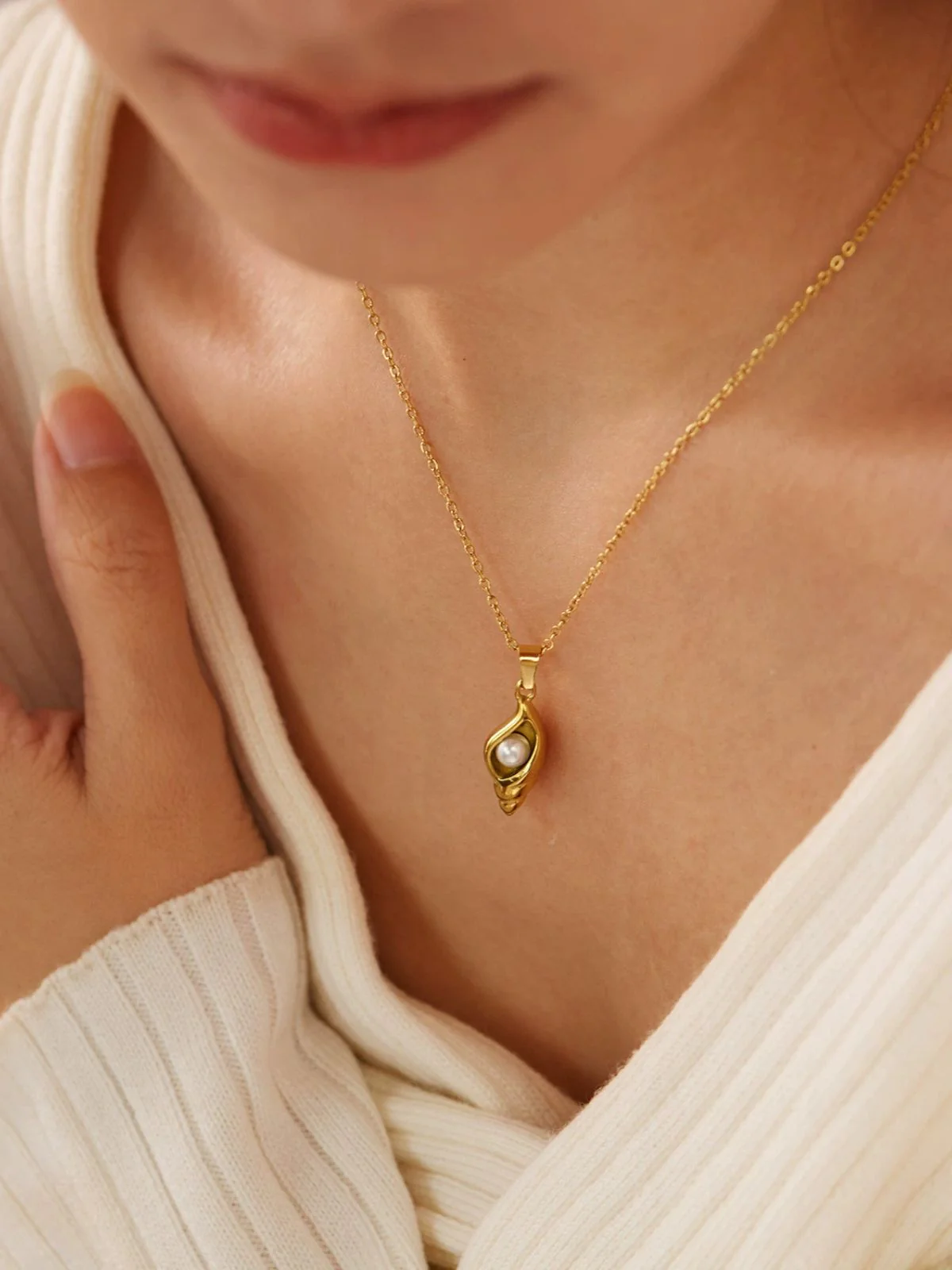 Vintage Golden Conch Pearl Necklace - Image 2