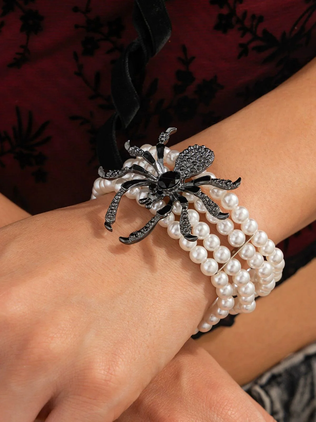 Vintage Halloween Spider Faux Pearl Bracelet - Image 2