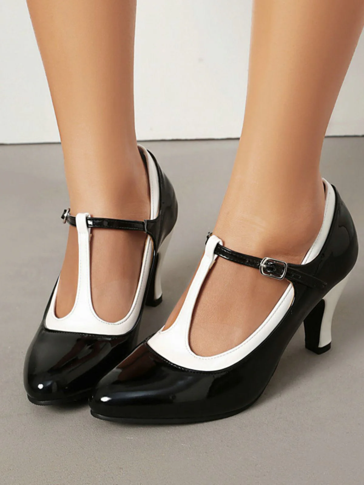 Vintage Patent Leather Pointed-Toe High Heels - Image 4
