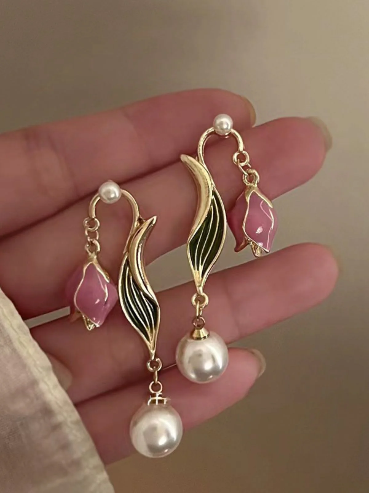 Vintage Gold Edge Tulip Pearl Earrings - Image 3
