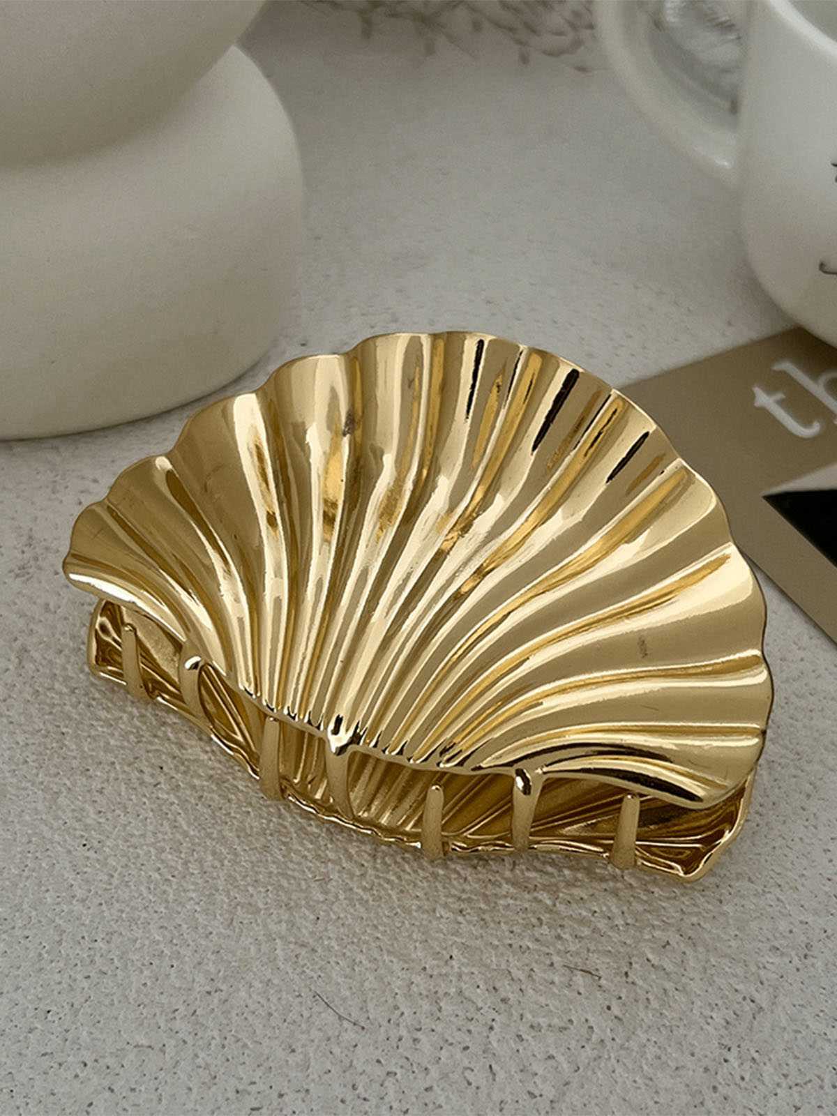 Vintage Shell Shape Metal Hair Clutch - Image 2