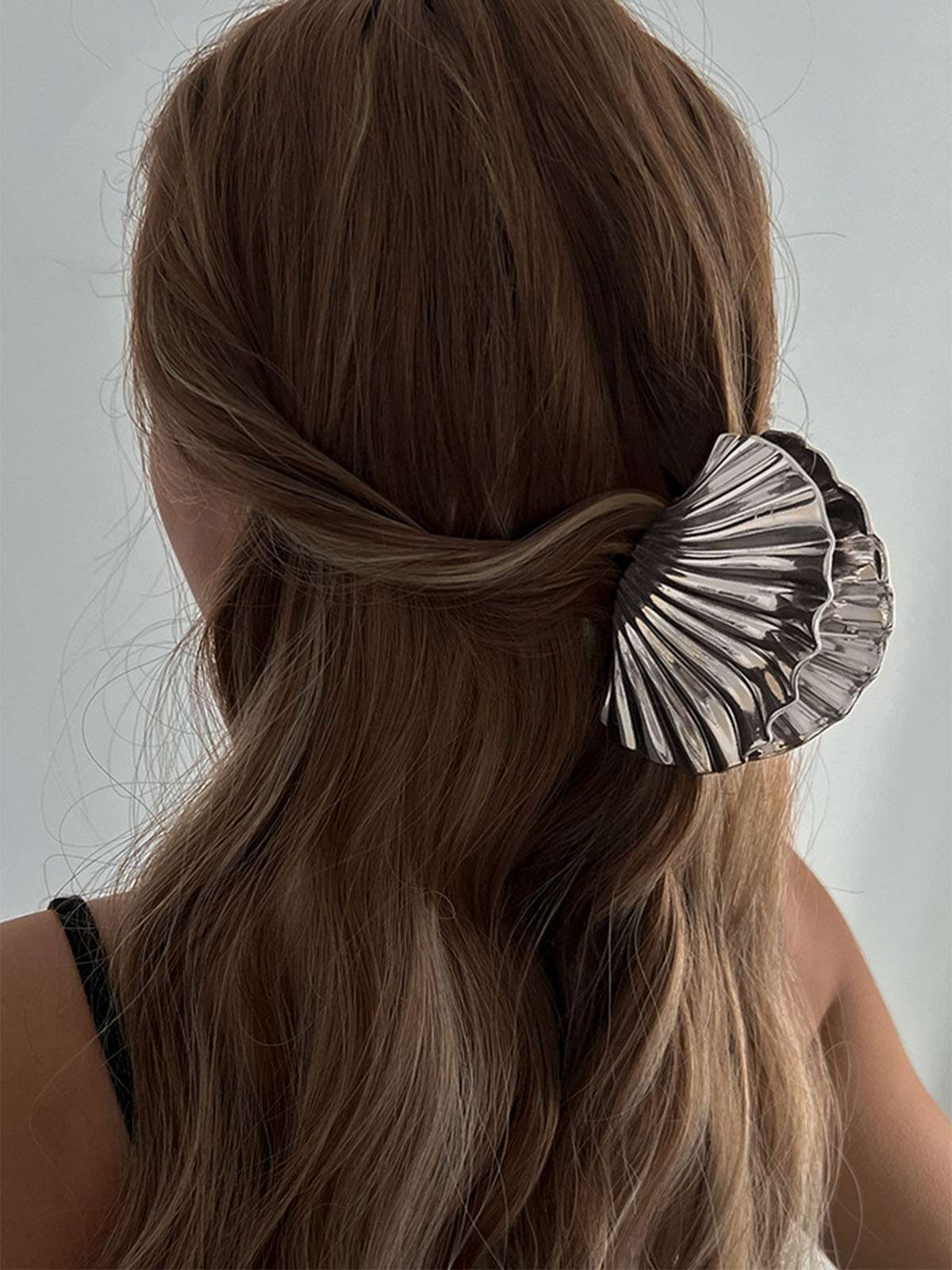 Vintage Shell Shape Metal Hair Clutch - Image 6