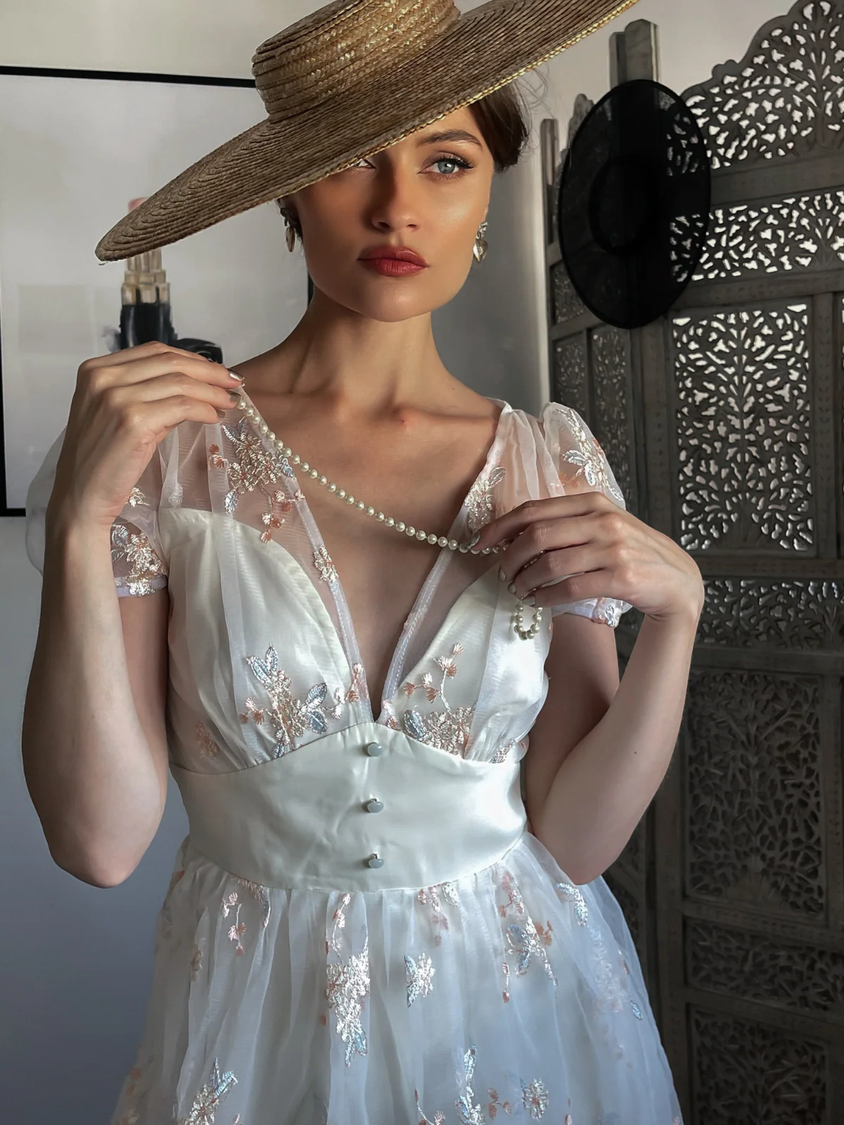 White 1950s Deep V-Neck Embroidered Floral Dress - Image 3