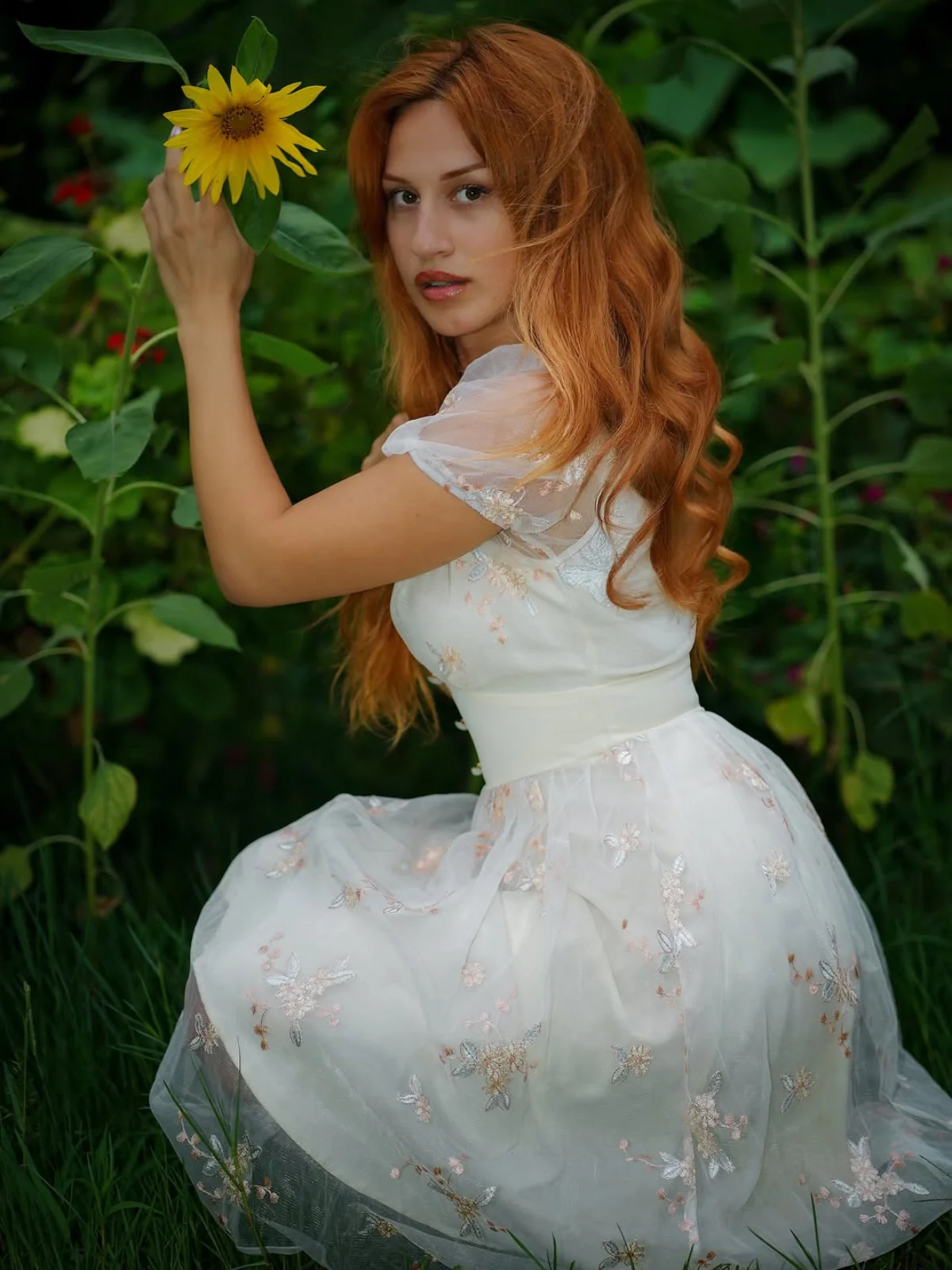 White 1950s Deep V-Neck Embroidered Floral Dress - Image 2