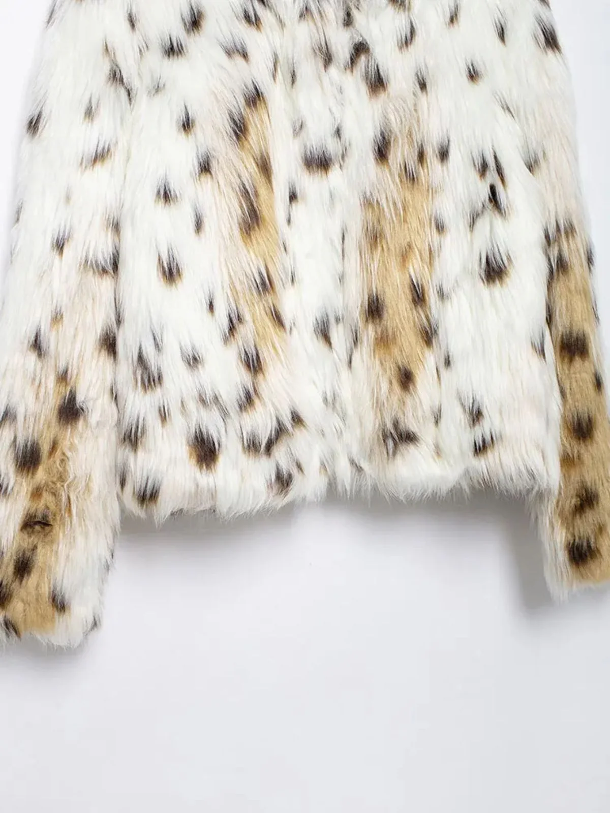 White 1980s Reindeer Print Faux Fur Jacket - Image 7