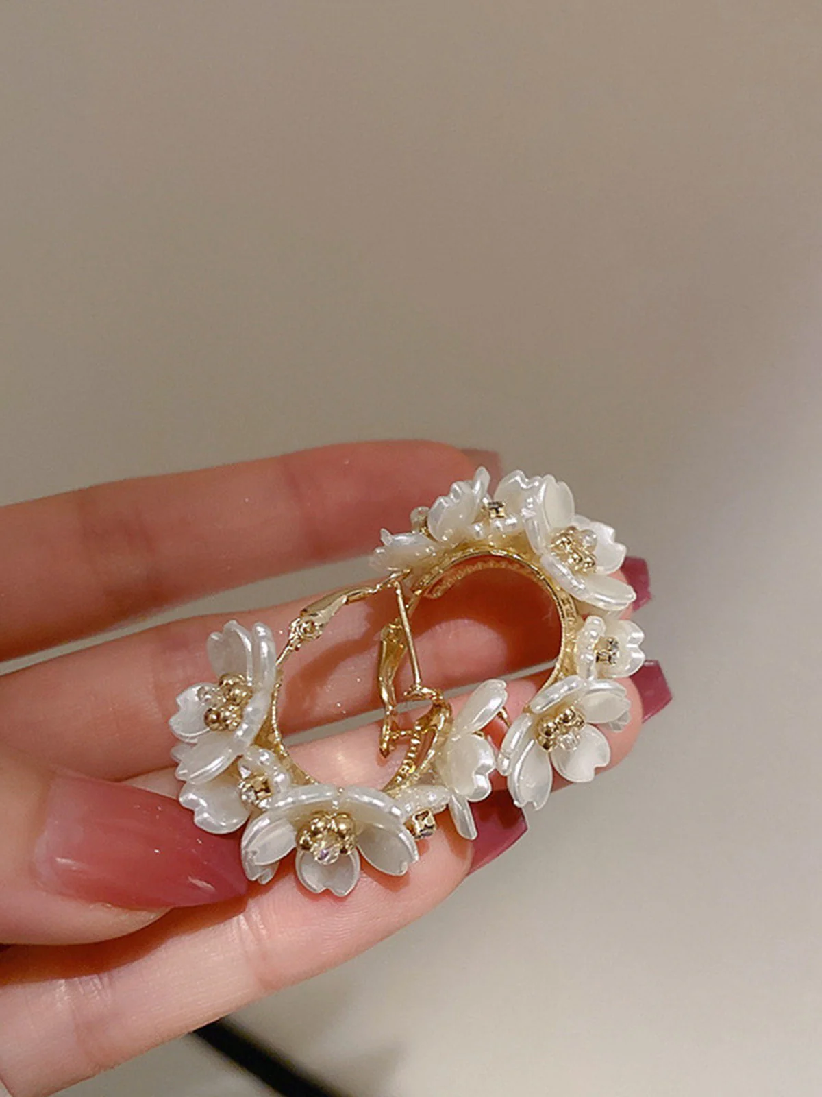 White 3D-Flower Pearl Earrings - Image 5