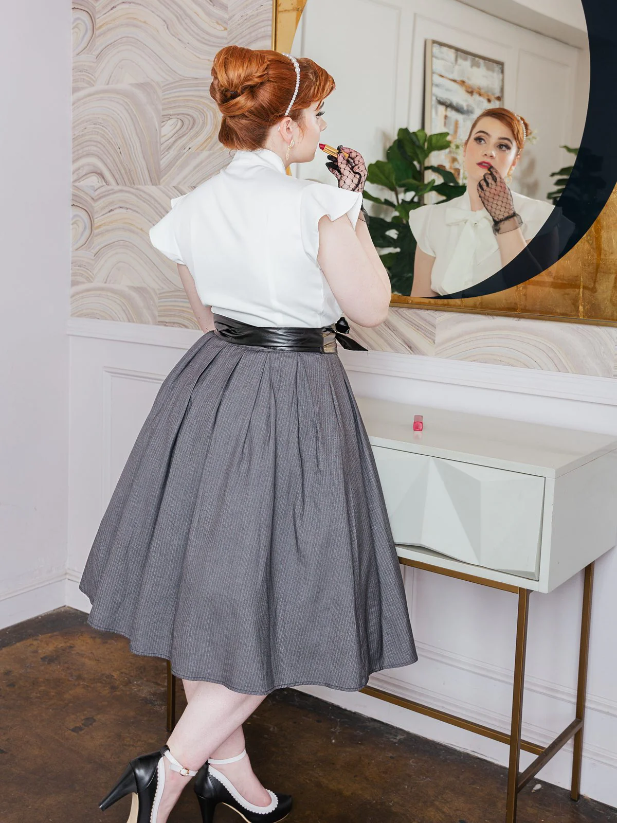 White & Gray 1950s Lace-Up Swing Dress - Image 3